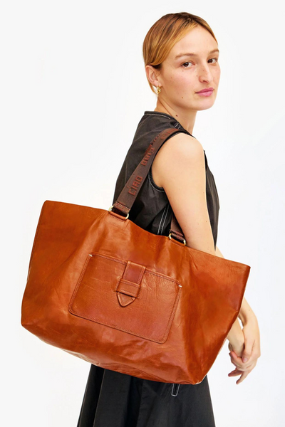 Model wearing Clare V. Grande Bateau Tote frotn view