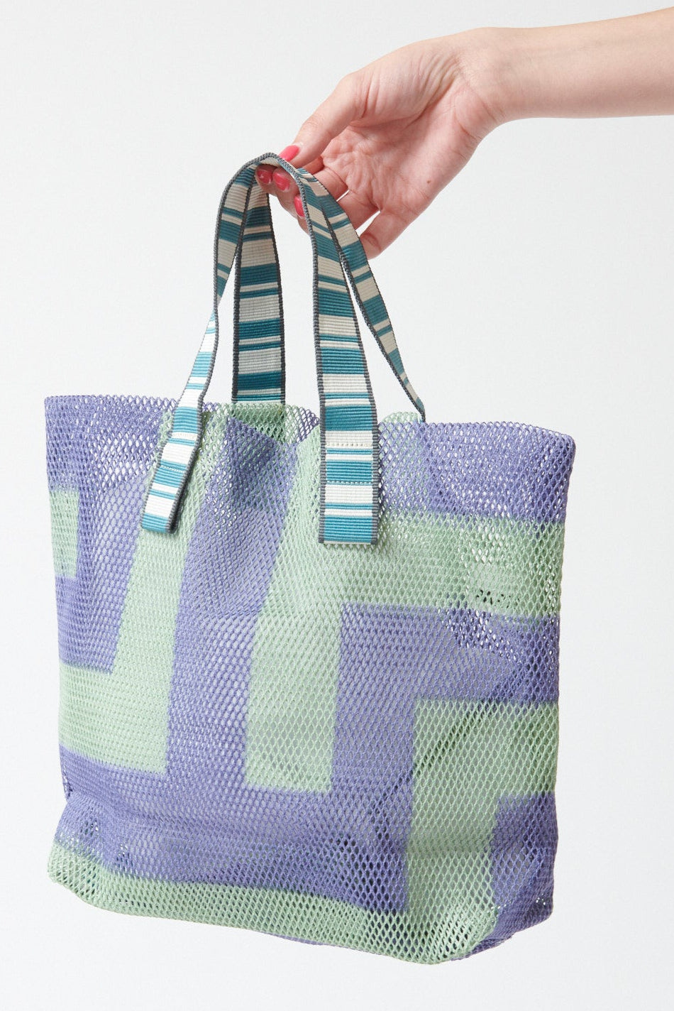 Model holding Épice Kanpur Bag With Removable Purse 29x25x10 cm Violet front view