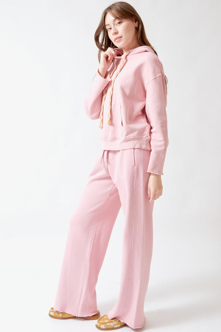 Angela wearing Xirena Renzo Sweatpant Pink Dust side view