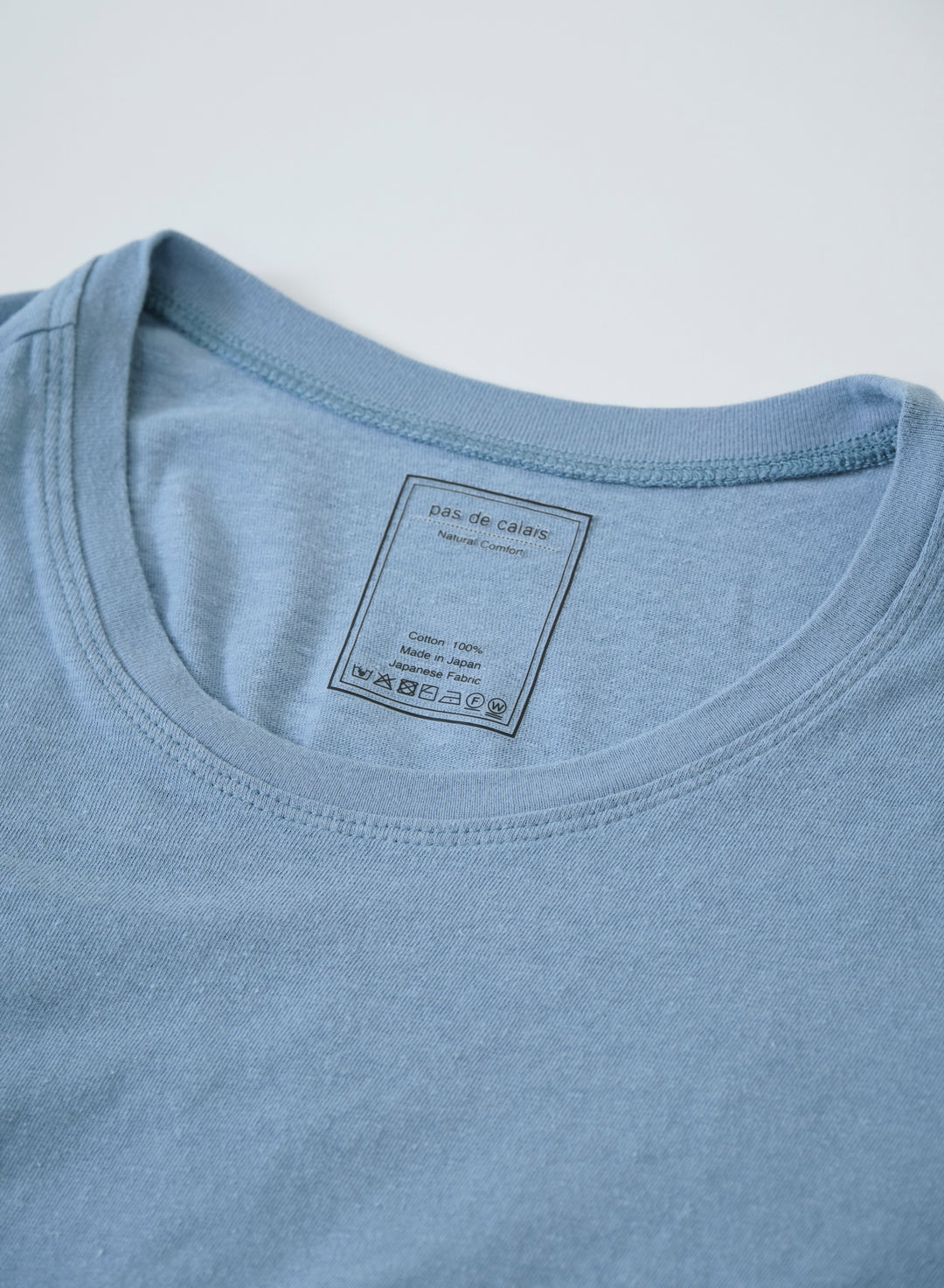 Model wearing Pas de Calais Recycle Jersey Classic T Shirt front/detail view