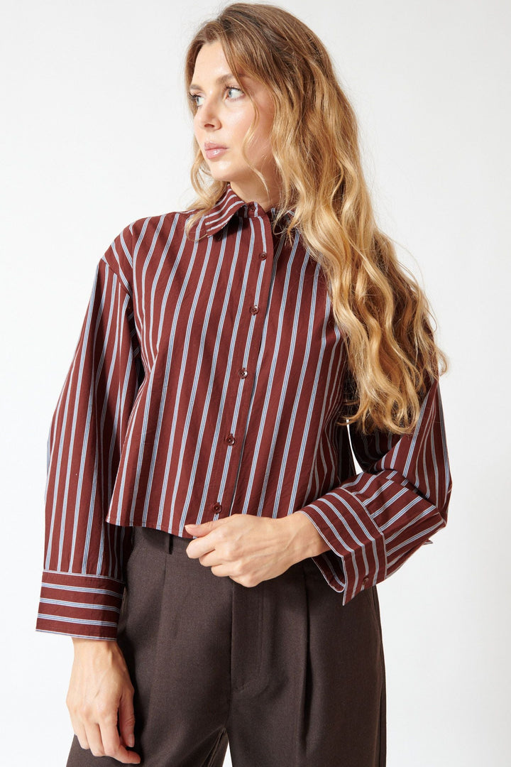 Mari wearing Apiece Apart Cropped Isolde Button Down front view