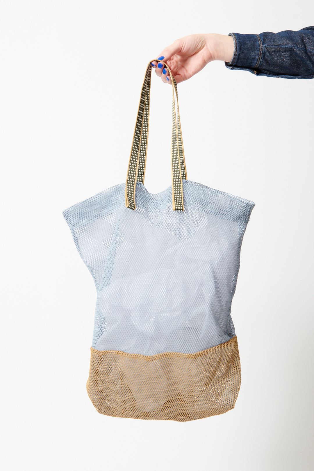 Model holding Épice Large 2 Tone Mesh Tote front view