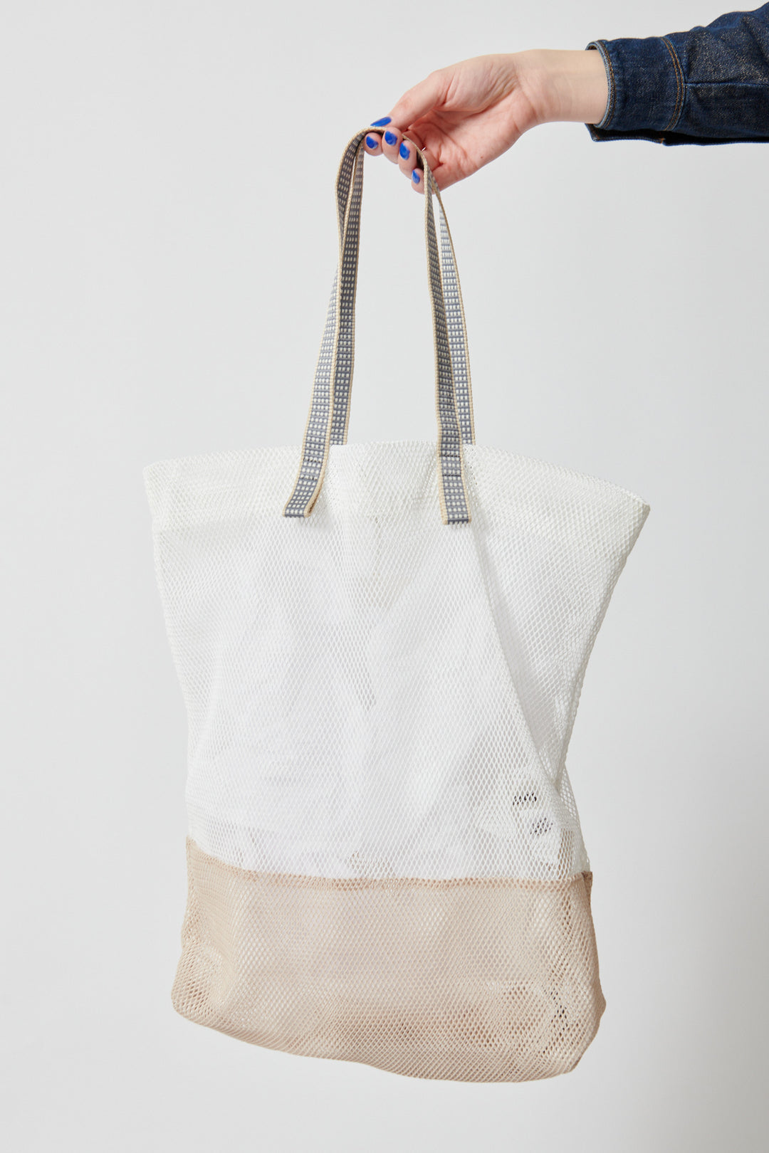 Model holding Épice Large 2 Tone Mesh Tote front view
