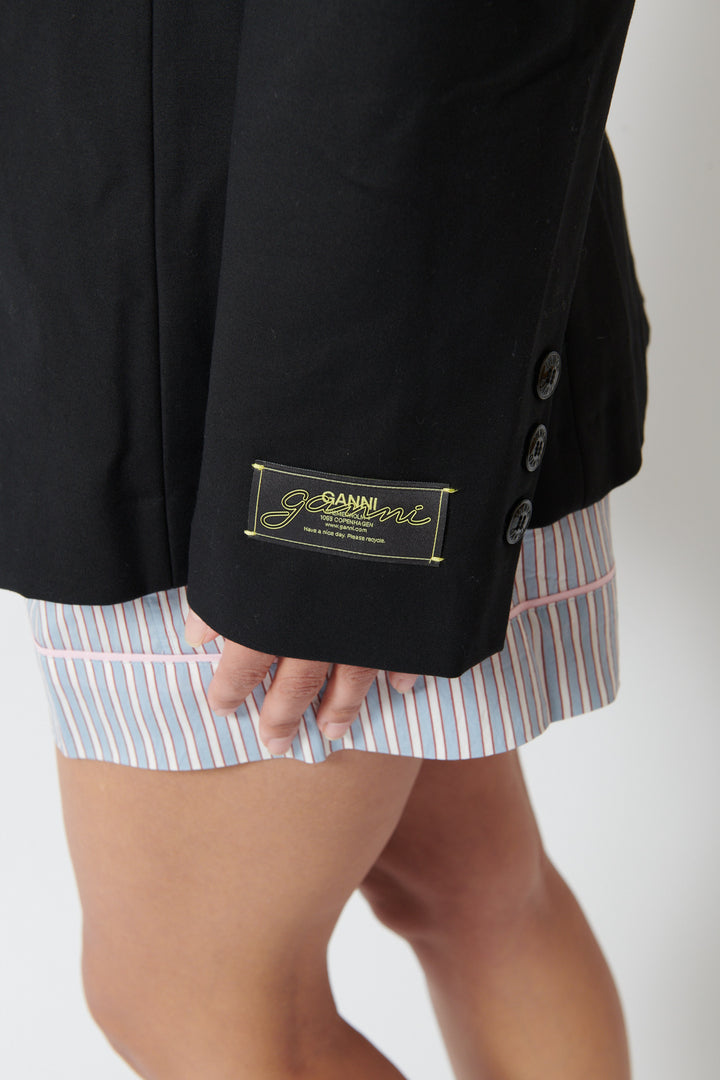 Amanda wearing Ganni Heavy Cotton Tailoring Blazer front/detail view