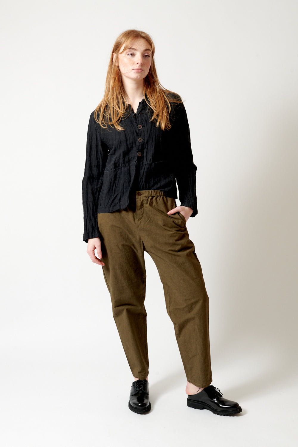 Waverly wearing Pas de Calais Cotton Hemp Loose Slim Pants front view