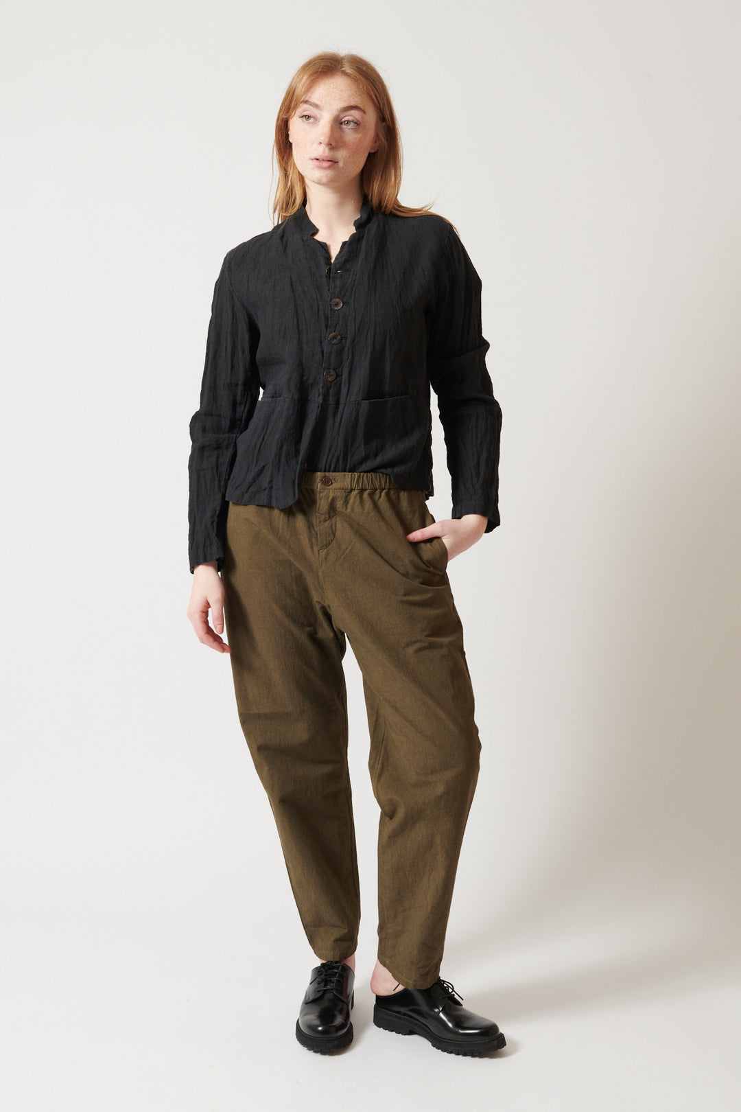 Waverly wearing Pas de Calais Cotton Hemp Loose Slim Pants front view