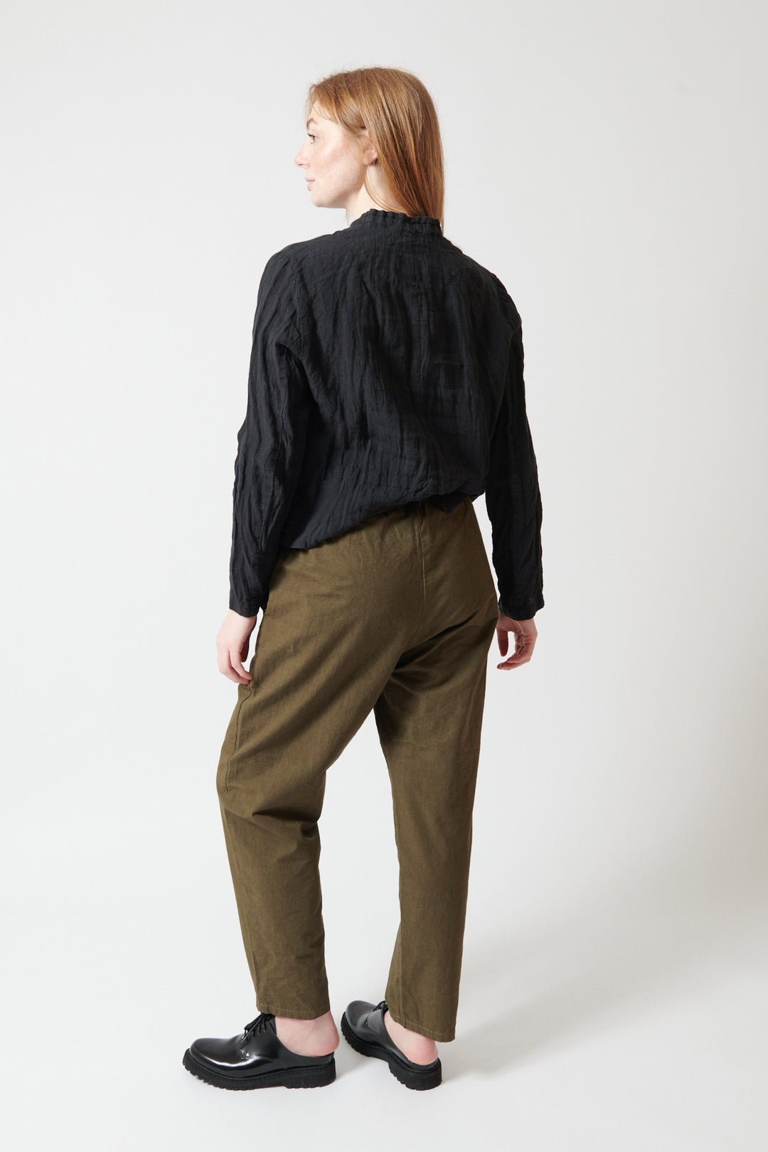 Waverly wearing Pas de Calais Cotton Hemp Loose Slim Pants rear view