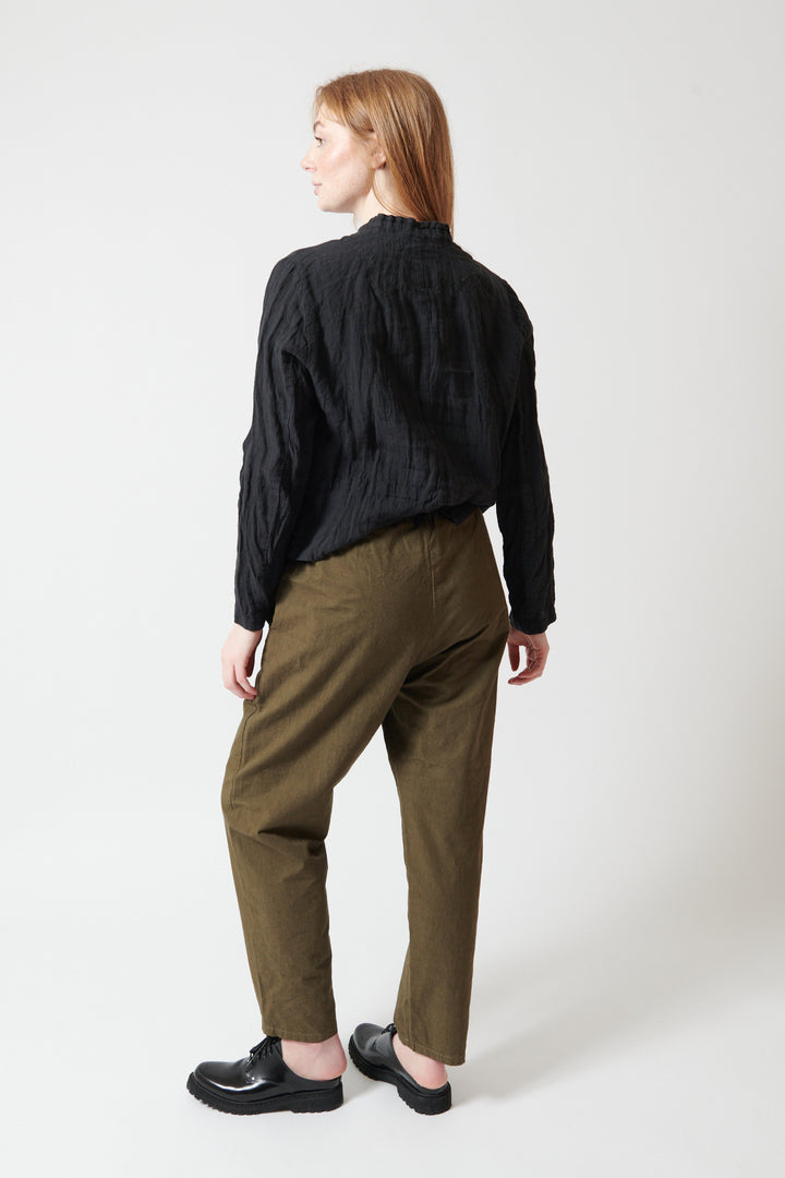 Waverly wearing Pas de Calais Cotton Hemp Loose Slim Pants rear view