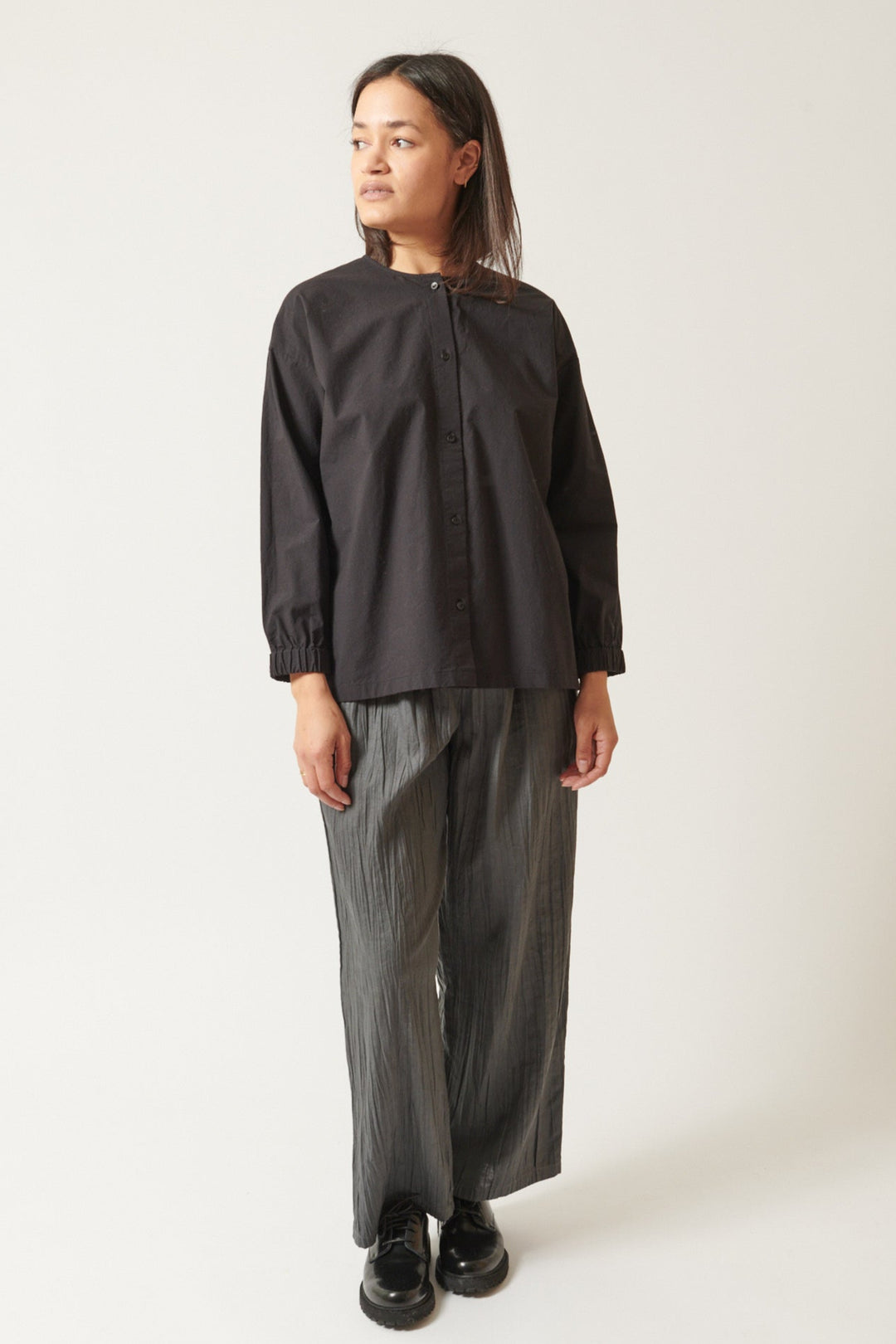 Amanda wearing Evam Eva Linen Pants front view
