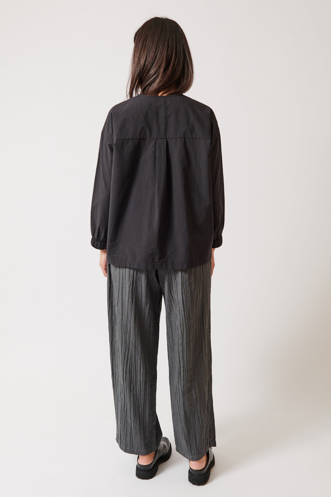 Amanda wearing Evam Eva Linen Pants rear view