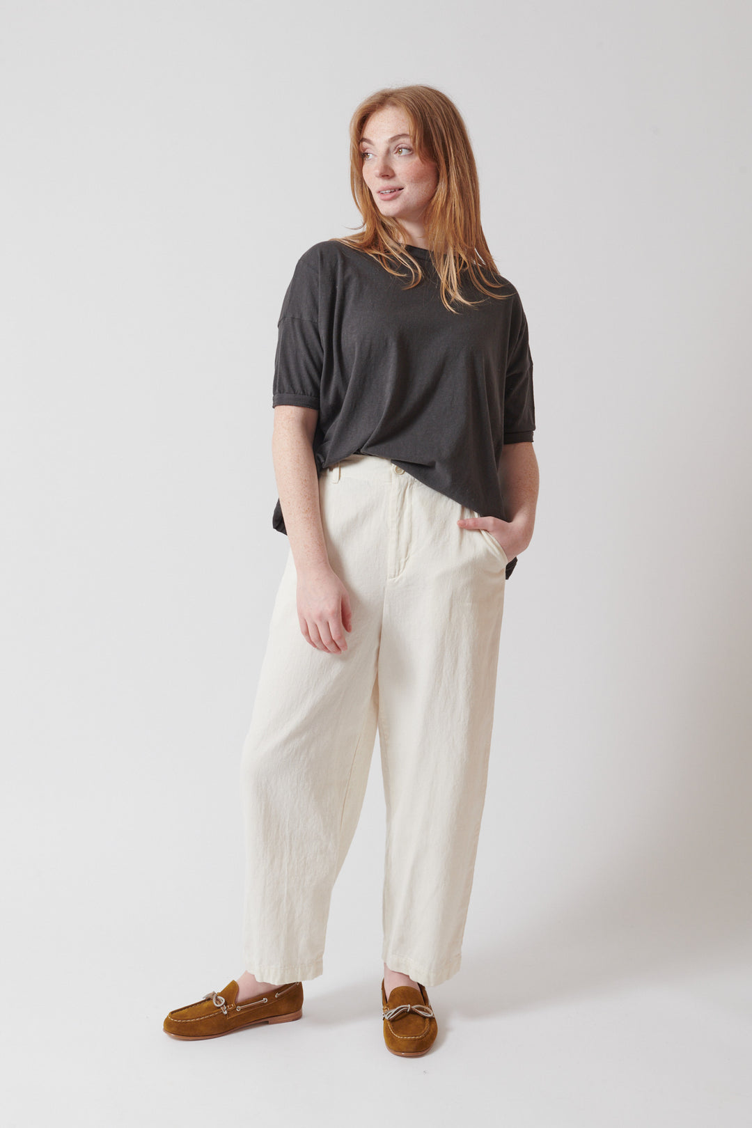 Waverly wearing Pas de Calais Cotton Linen Satin Wide Pants front view