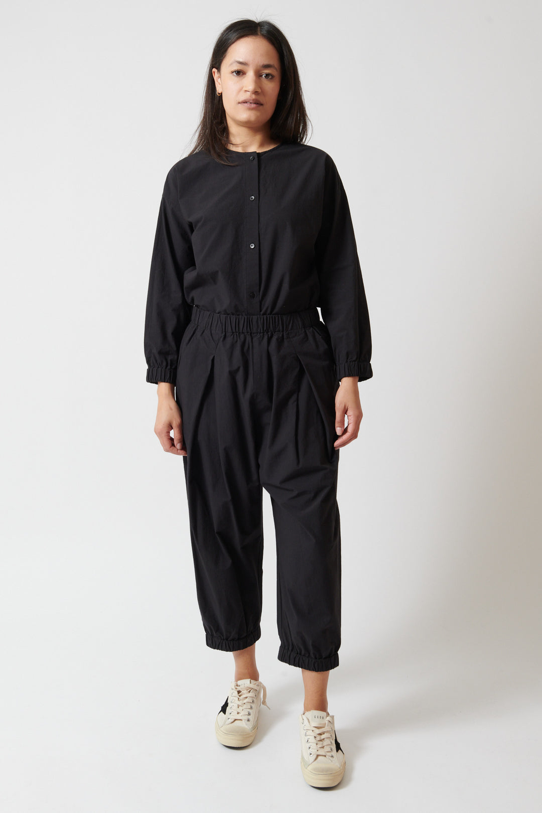 Amanda wearing Evam Eva Cotton Cropped Pants front view