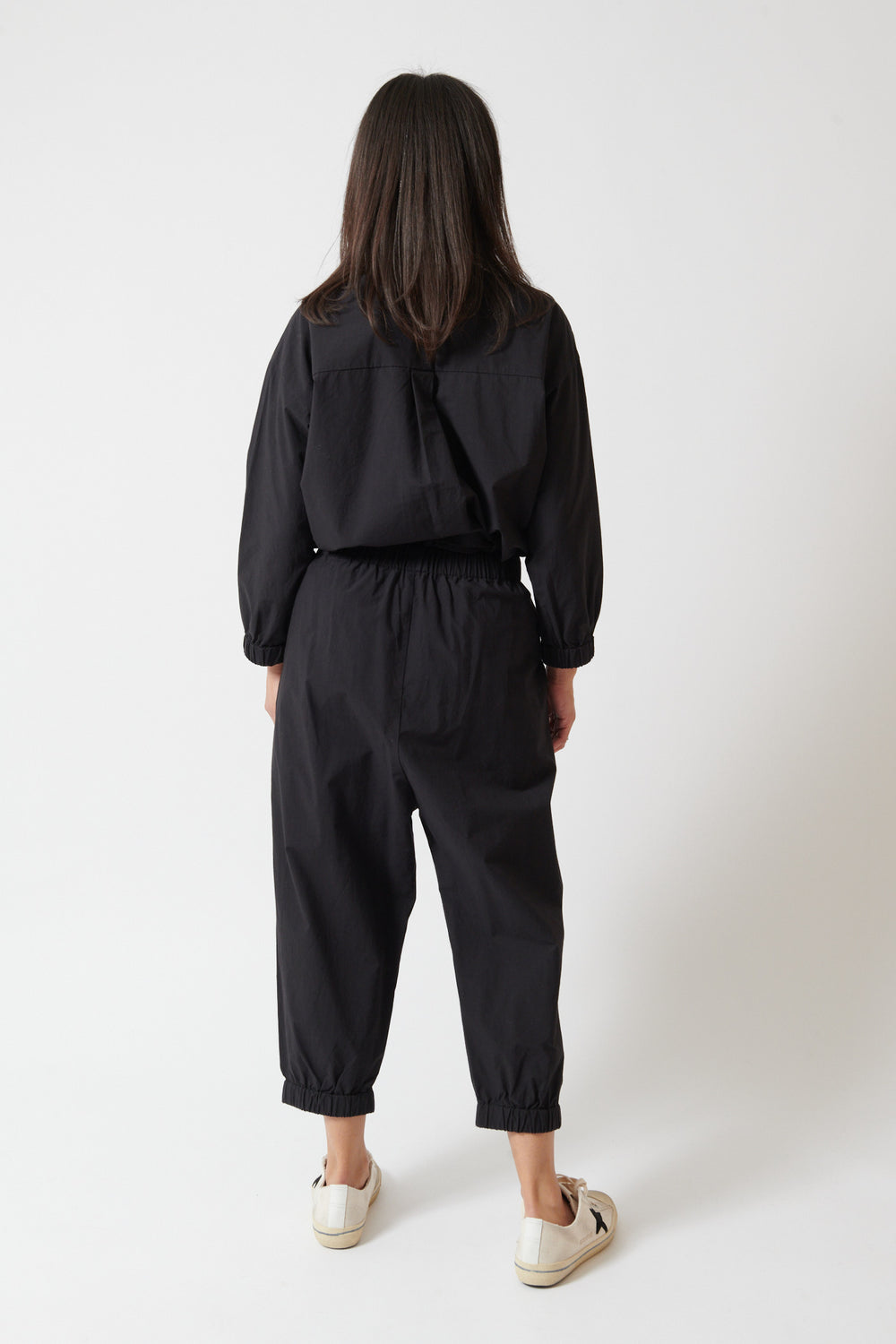 Amanda wearing Evam Eva Cotton Cropped Pants rear view
