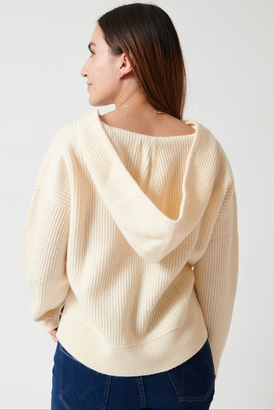 Maria wearing KUJTEN Niki Hooded Pullover rear view