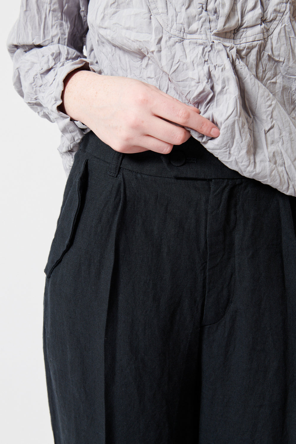 Waverly wearing Pas de Calais Linen Hemp Canvas Center Crease Pants front view