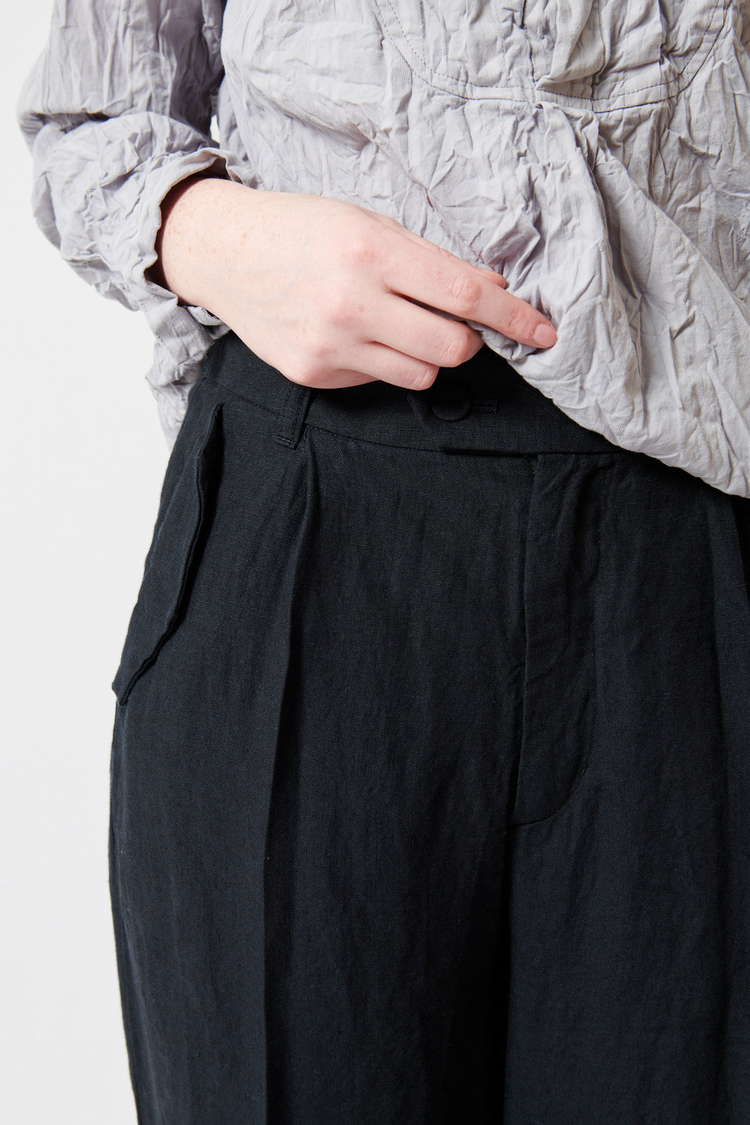 Waverly wearing Pas de Calais Linen Hemp Canvas Center Crease Pants front view