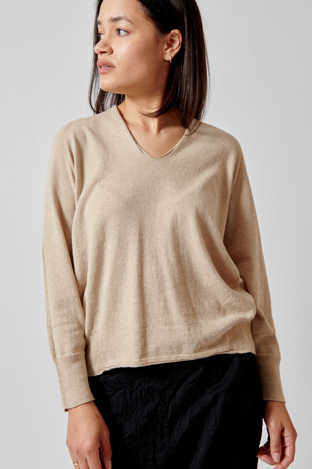 Amanda wearing Pas de Calais Cotton Linen V Neck Pullover front view