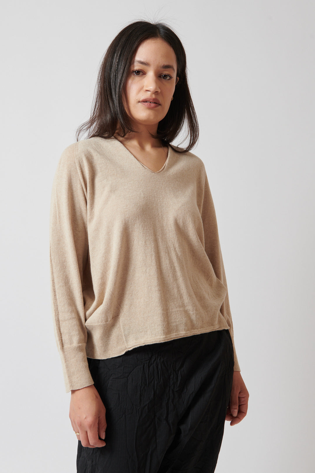 Amanda wearing Pas de Calais Cotton Linen V Neck Pullover front view