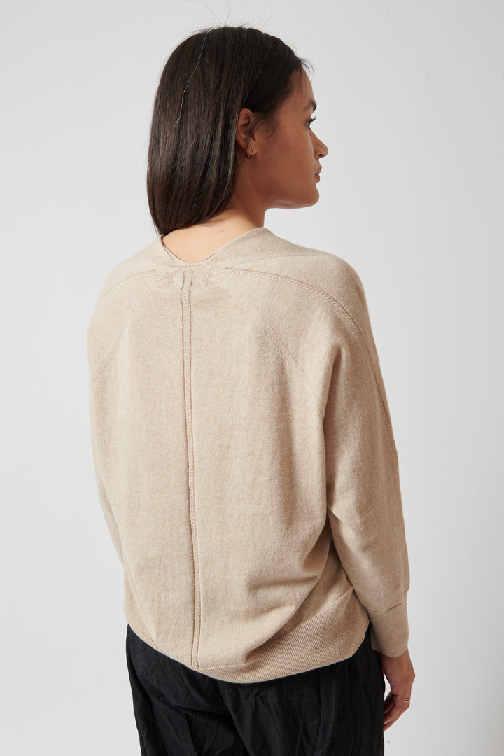 Amanda wearing Pas de Calais Cotton Linen V Neck Pullover rear view