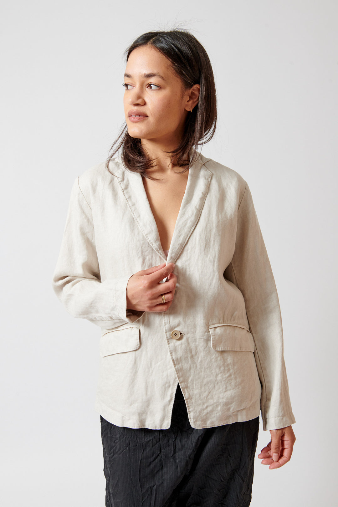 Amanda wearing Pas de Calais Linen Twill Tailored Jacket front view