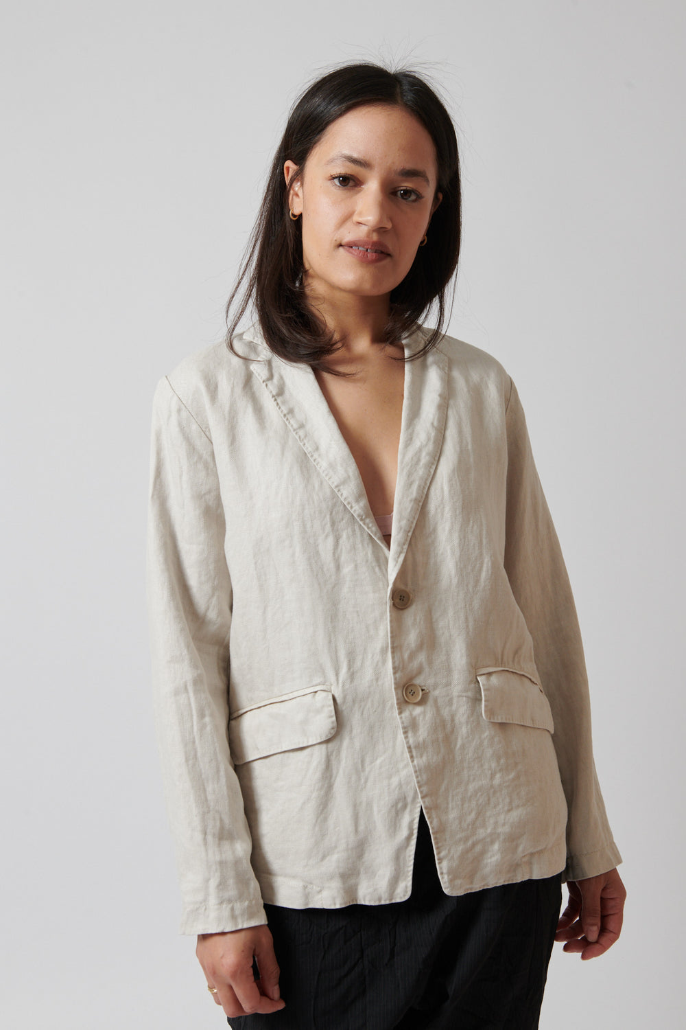 Amanda wearing Pas de Calais Linen Twill Tailored Jacket front view