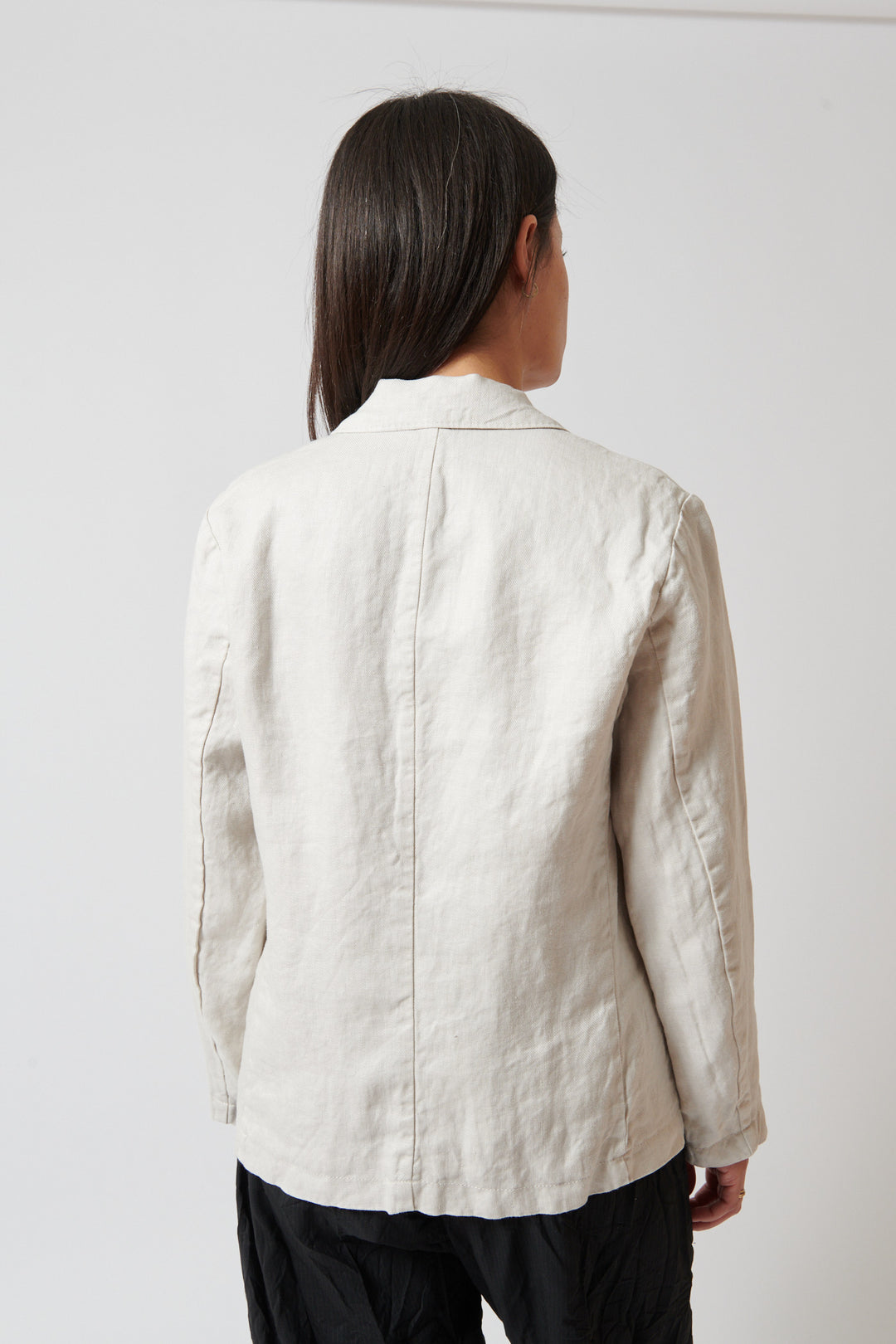 Amanda wearing Pas de Calais Linen Twill Tailored Jacket rear view