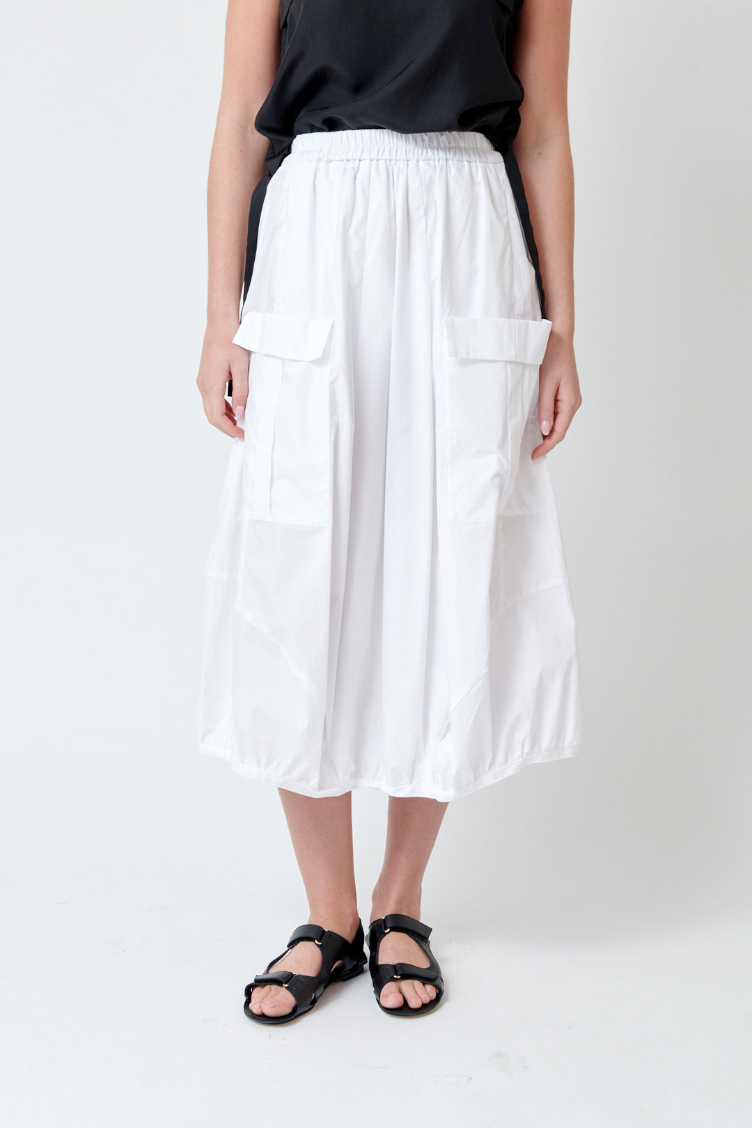 Julia wearing Tela Spire Skirt front view