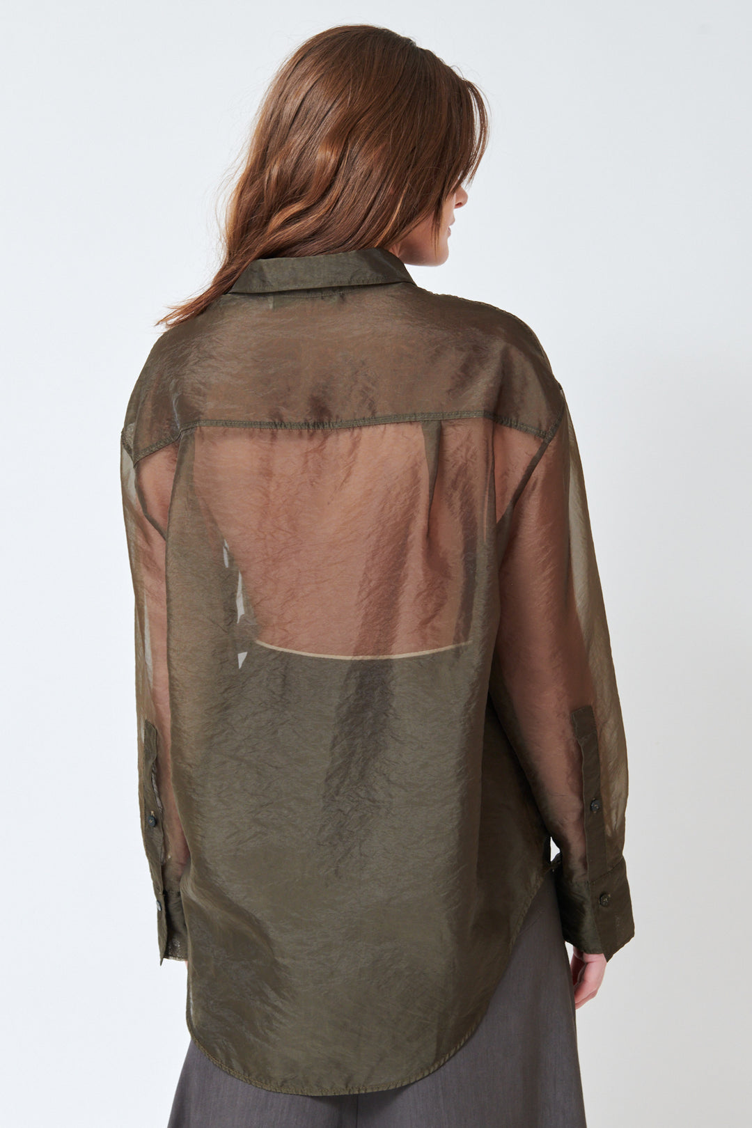 Julia wearing Tela Thelma Shirt rear view
