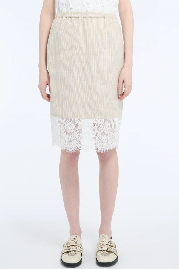 Model wearing N°21 Elastic Waist Side Zip Lace Bottom Skirt front view
