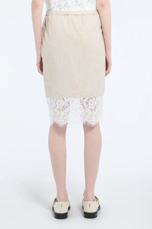 Model wearing N°21 Elastic Waist Side Zip Lace Bottom Skirt rear view