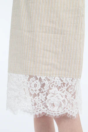 Model wearing N°21 Elastic Waist Side Zip Lace Bottom Skirt detail view