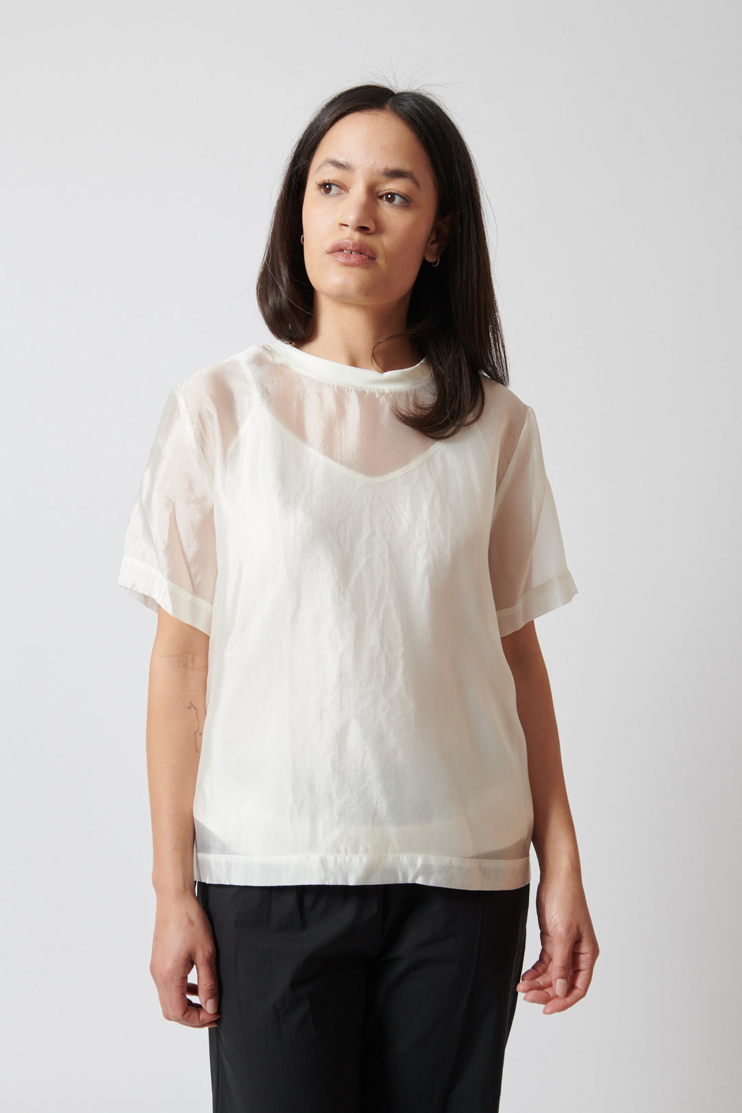 Amanda wearing The Garment Gilian Tee front view
