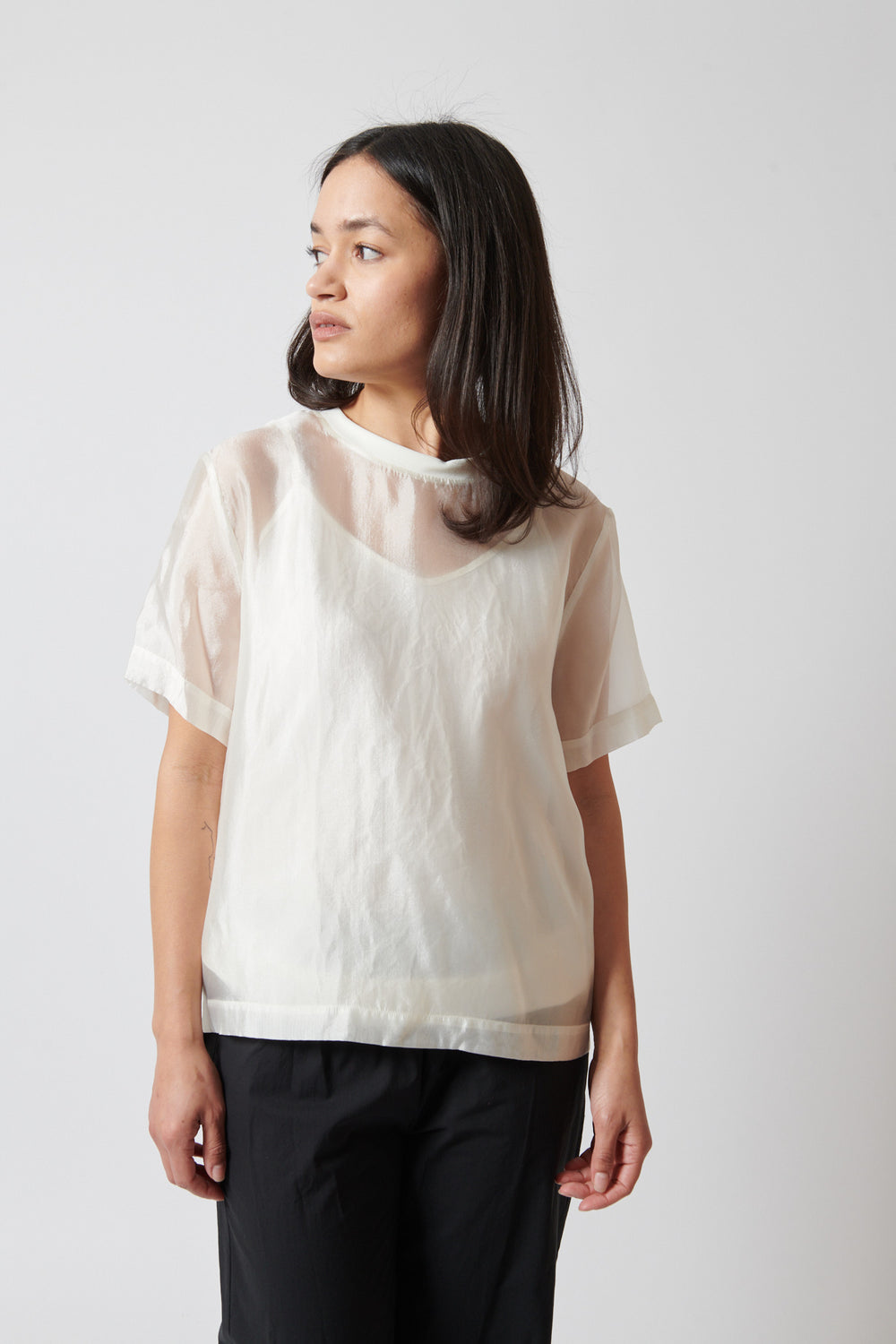Amanda wearing The Garment Gilian Tee front view