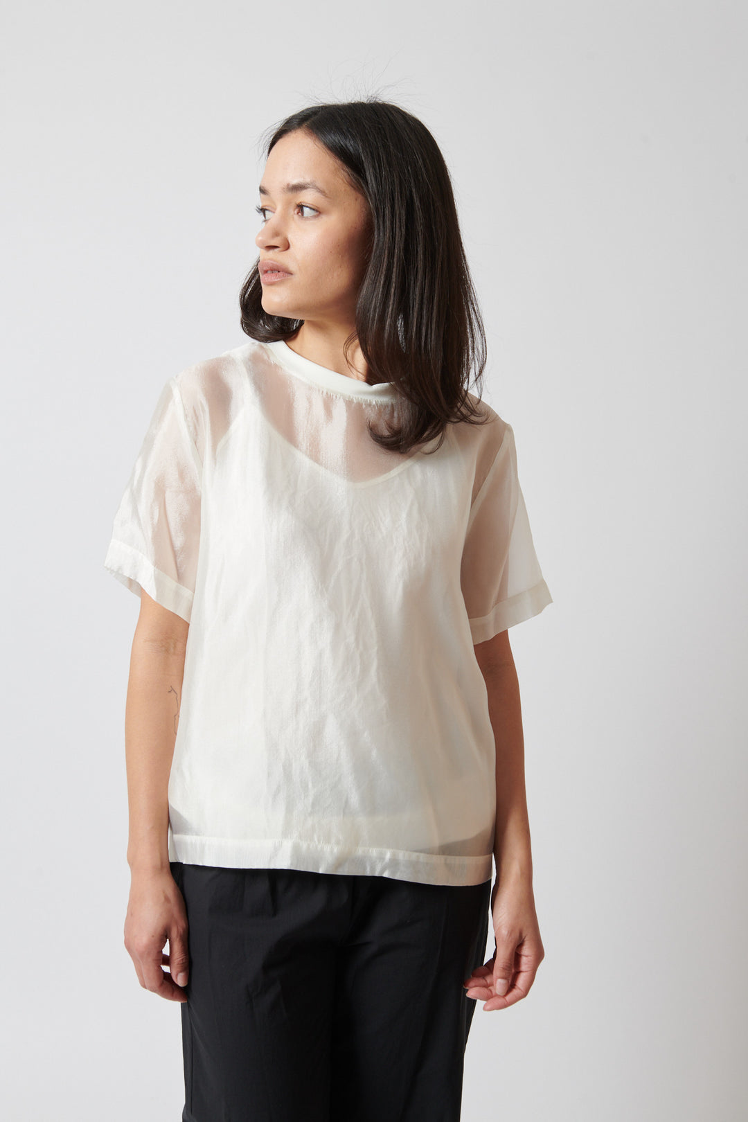Amanda wearing The Garment Gilian Tee front view