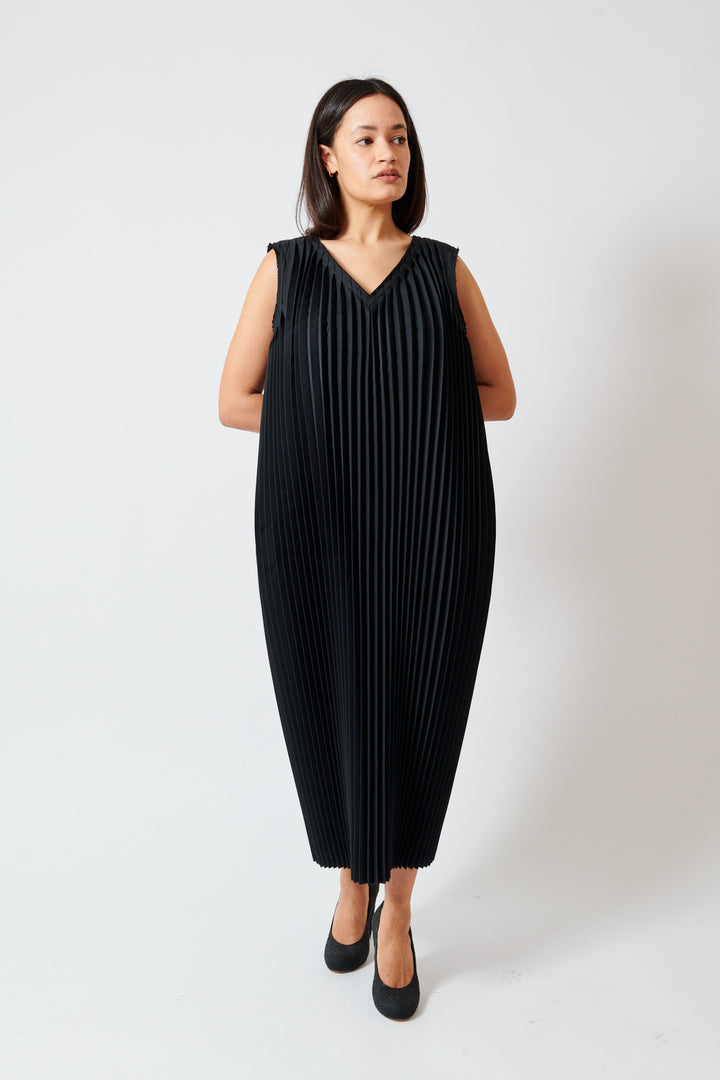 Amanda wearing Comme des Garçons Sleeveless Poly Accordion V Dress front view