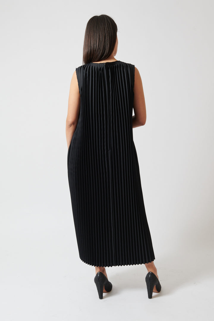 Amanda wearing Comme des Garçons Sleeveless Poly Accordion V Dress rear view