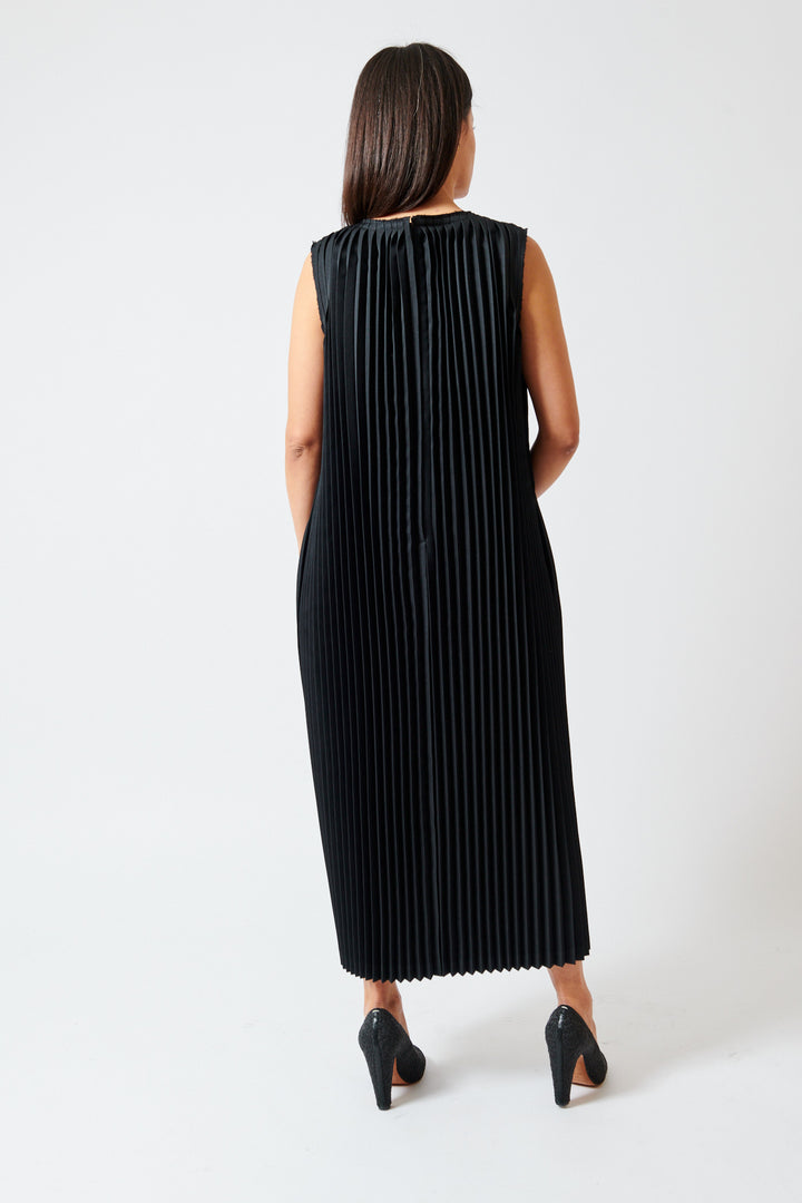 Amanda wearing Comme des Garçons Sleeveless Poly Accordion V Dress rear  view