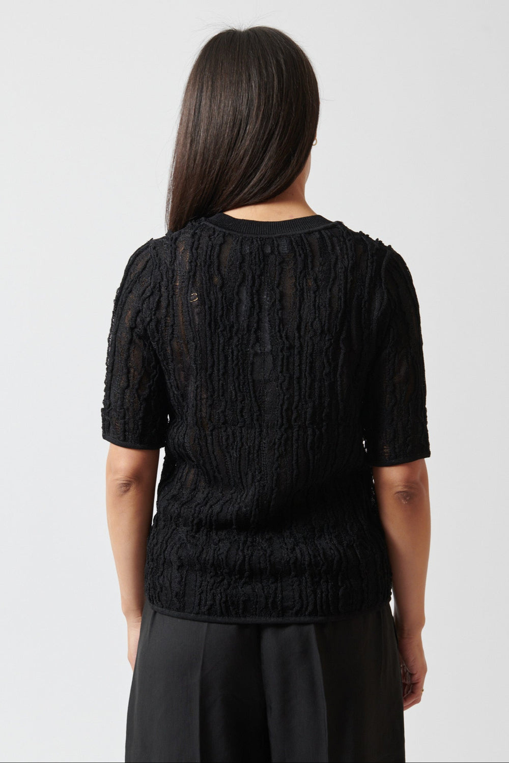 Amanda wearing Christian Wijnants Kibo Knitted Top With Short Sleeves In Textured Stitch rear view