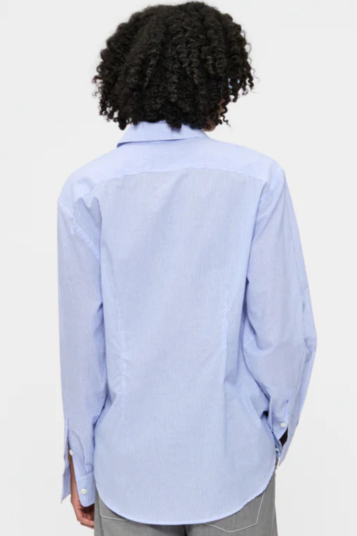 Model wearing 6397 Dress Shirt French Blue Stripe rear view