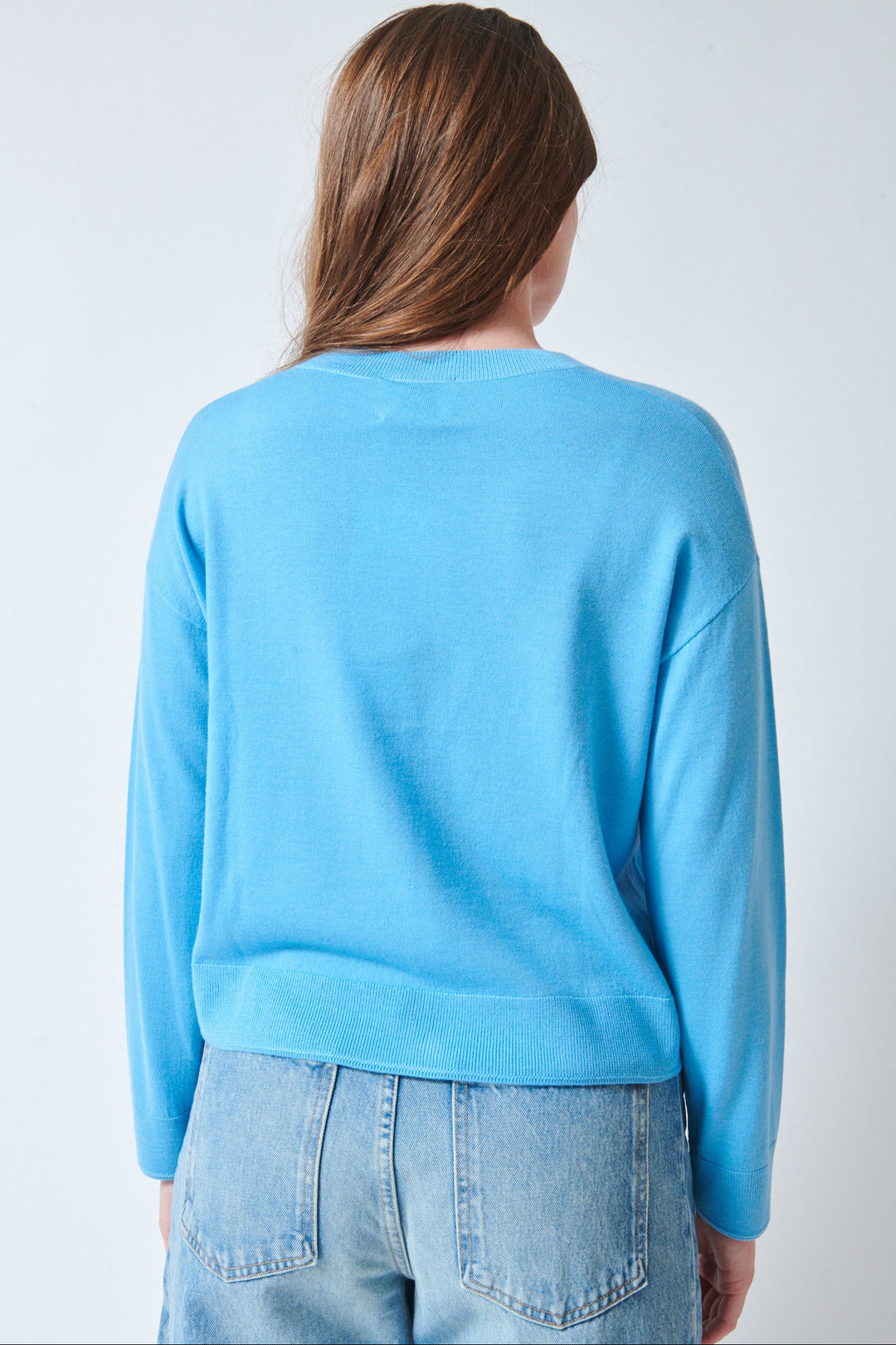 Julia wearing Allude Touch On Wool V Cardigan Sky rear view