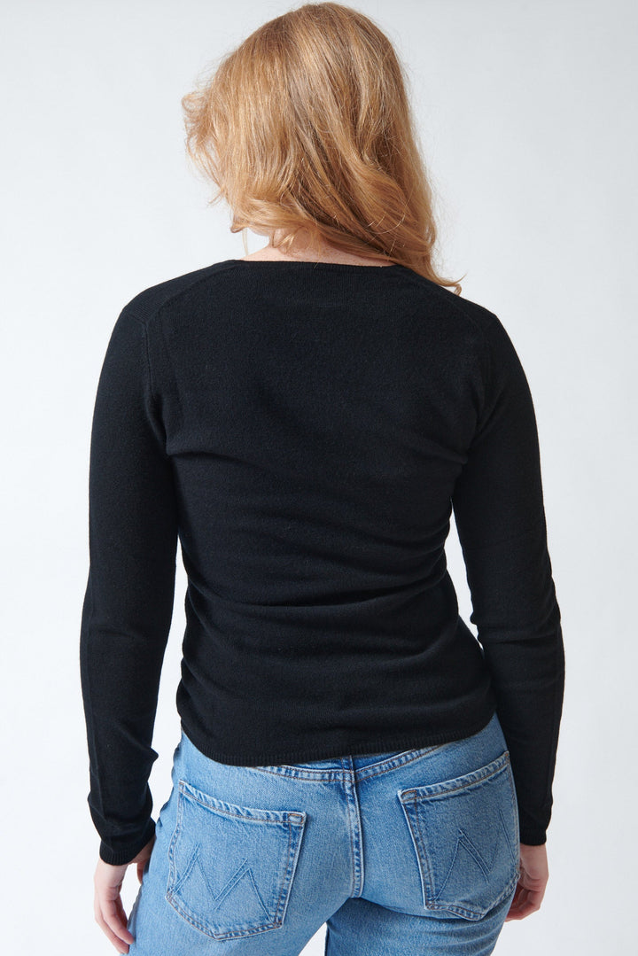 Model wearing Allude Full Sleeve Kennedy V Neck Sweater Black rear view