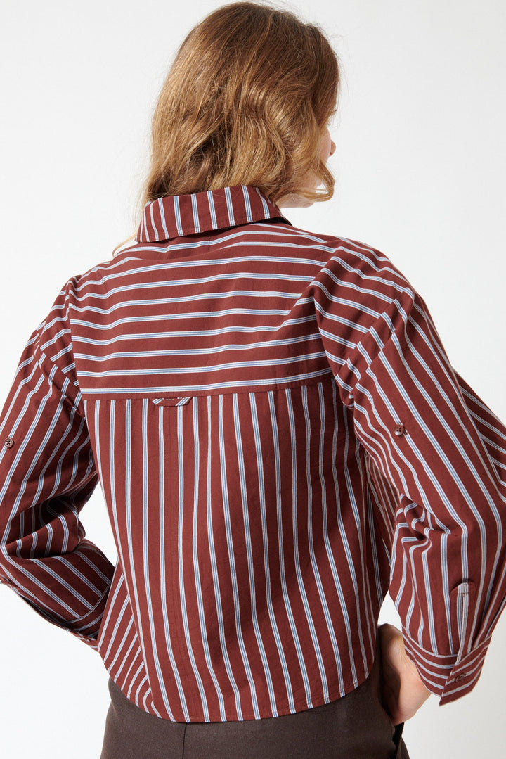 Mari wearing Apiece Apart Cropped Isolde Button Down rear view