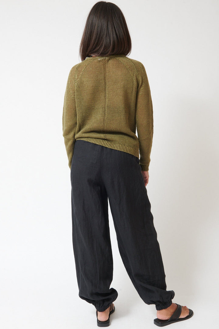 Amanda wearing Apiece Apart Balloon Pant rear view