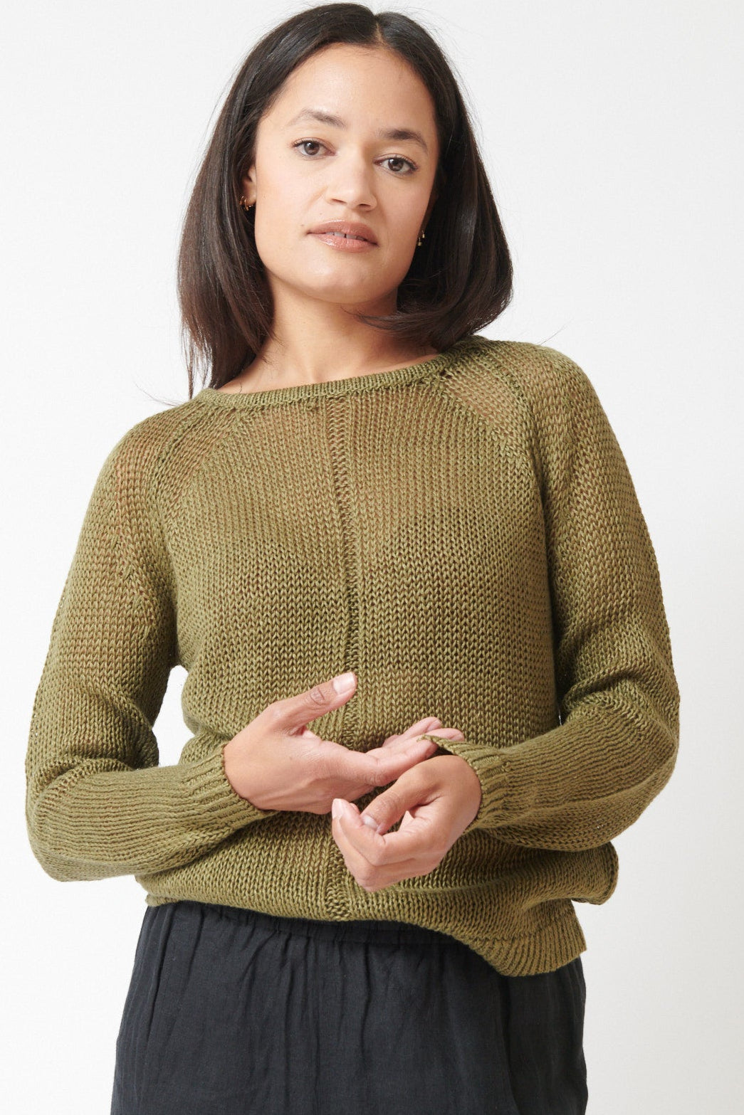 Amanda wearing Apiece Apart Nina Light Linen Pullover front view