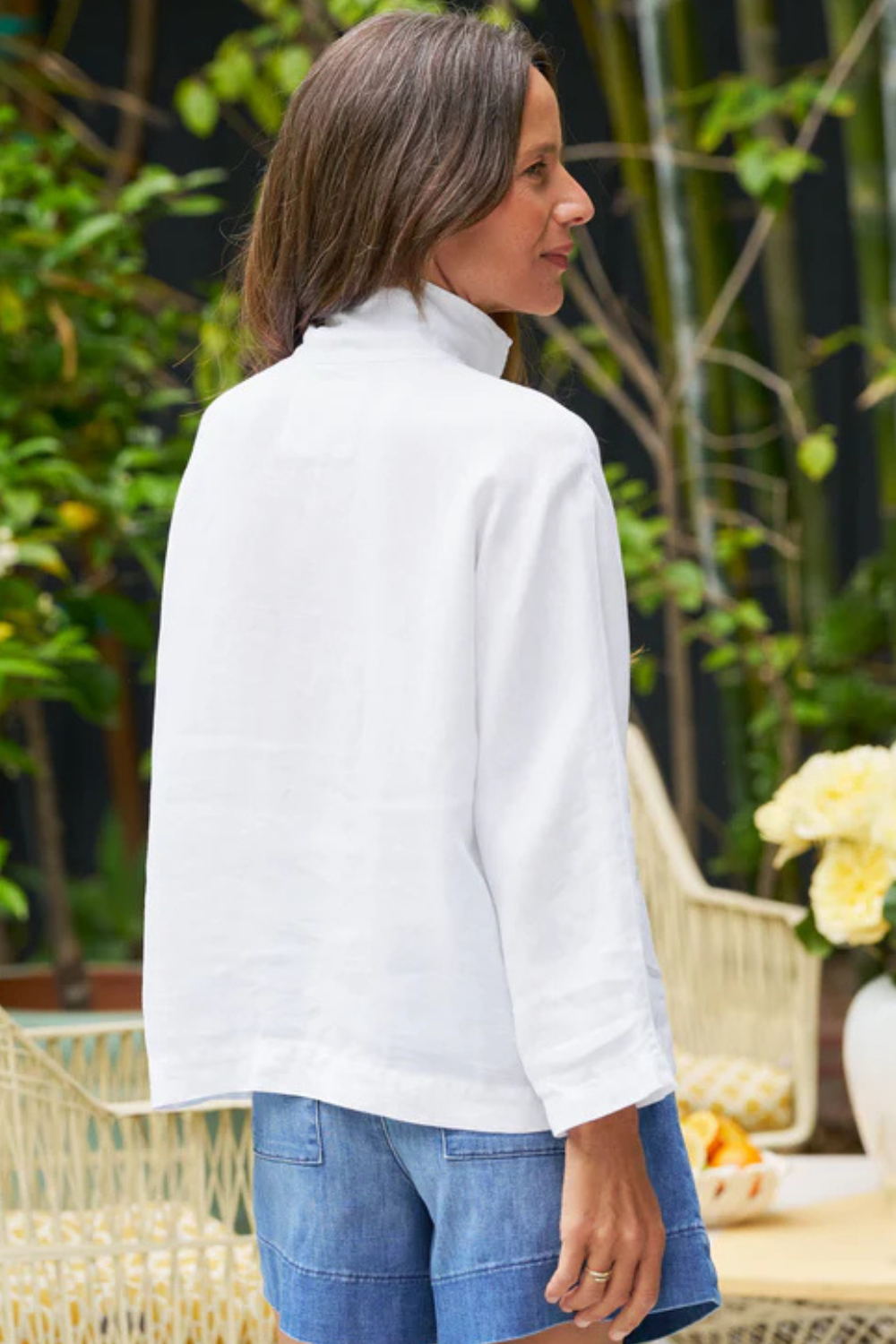 Model wearing Frank & Eileen Gabi Popover Shirt rear view
