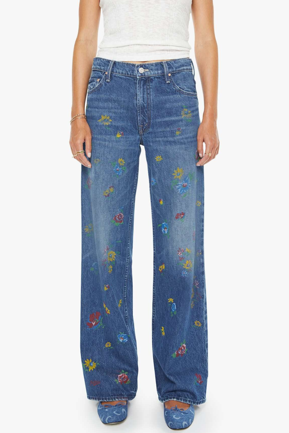 Model wearing Mother Denim The Rerun Zip Sneak front view