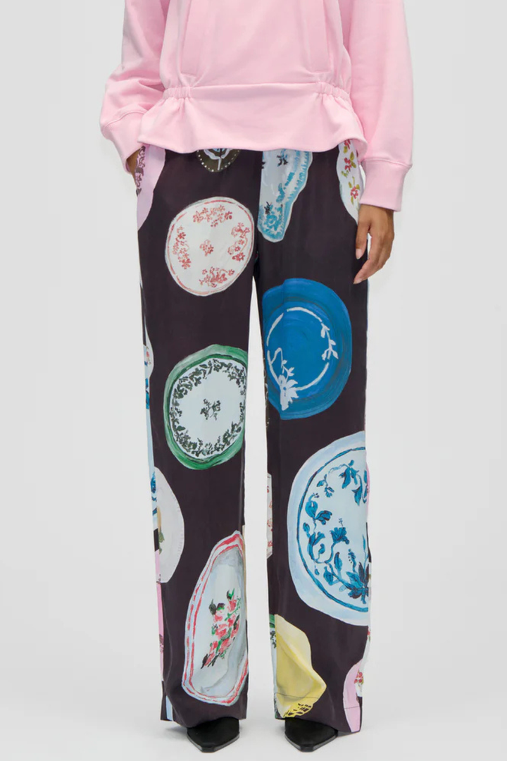 Model wearing Stine Goya Dry Viscose Elasticated Long Pants front view