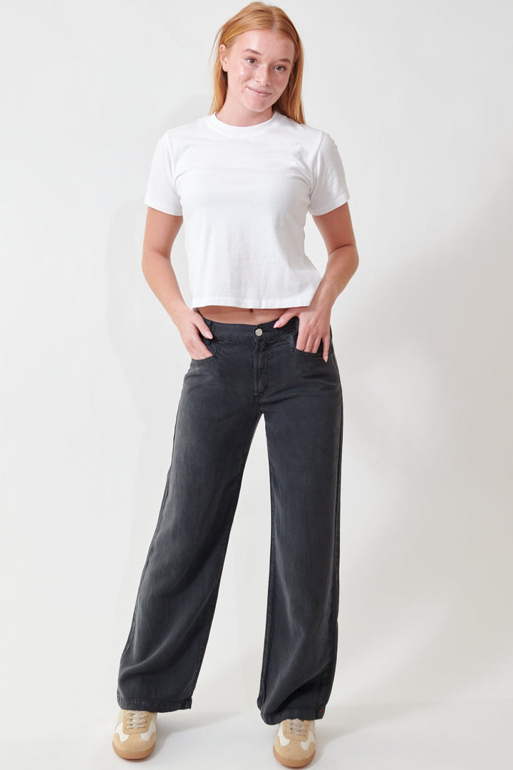 Aysia wearing Xirena Nixon Pant front view