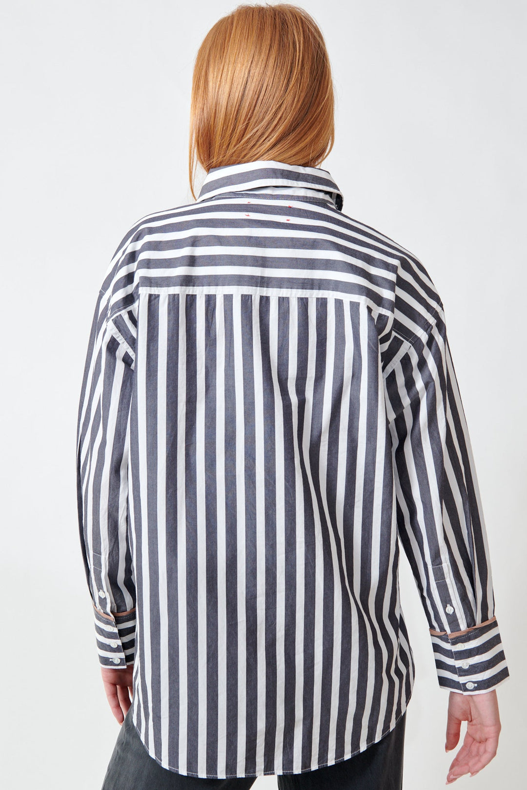 Aysia wearing Xirena Gillian Shirt rear view