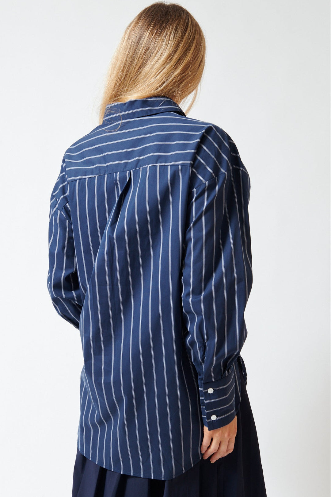 Mari wearing ELEH Cotton Nylon Spandex Blended Shirt rear view 